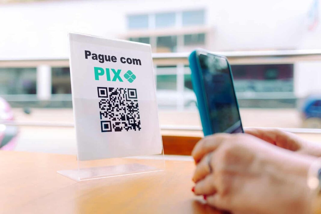 Embora a pesquisa não detalhe quais serviços online foram utilizados, o IBGE avalia que a praticidade e a integração do Pix aos aplicativos de celular contribuíram para esse crescimento (Foto: X)