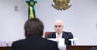 Durante audiência realizada nesta quarta-feira (16), o ministro Alexandre de Moraes, do Supremo Tribunal Federal (STF), se desentendeu com o advogado Jeffrey Chiquini, defensor de Filipe Martins, ex-assessor de Jair Bolsonar (Foto: X)