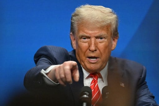 Durante a cúpula do Brics realizada neste domingo (6) no Rio de Janeiro, o presidente dos Estados Unidos, Donald Trump, anunciou que irá impor uma tarifa adicional de 10% a qualquer país que se alinhar às políticas do bloco econômico, que ele classificou como “antiamericanas” (Foto: X)