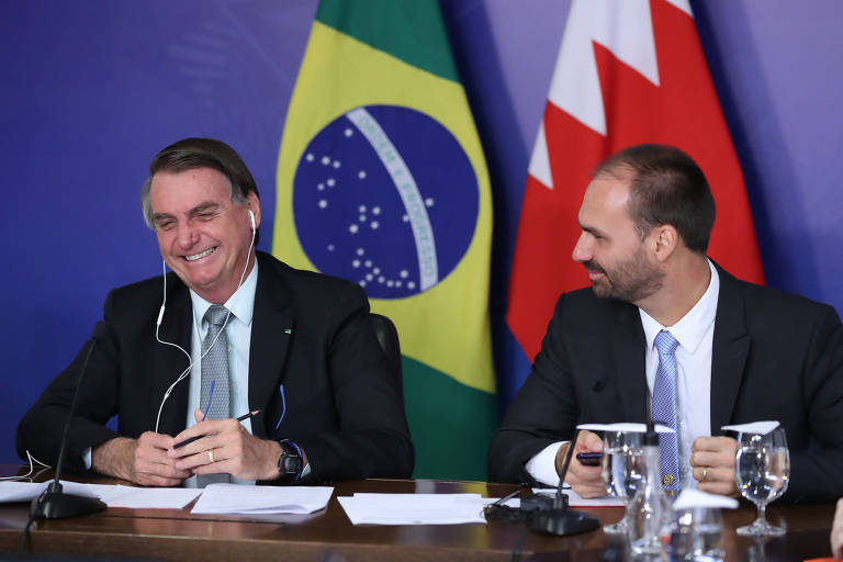 O deputado federal licenciado Eduardo Bolsonaro (PL-SP) usou as redes sociais neste domingo (10/8) para lamentar não poder abraçar seu pai, o ex-presidente Jair Bolsonaro (PL), no Dia dos Pais (Foto: X)