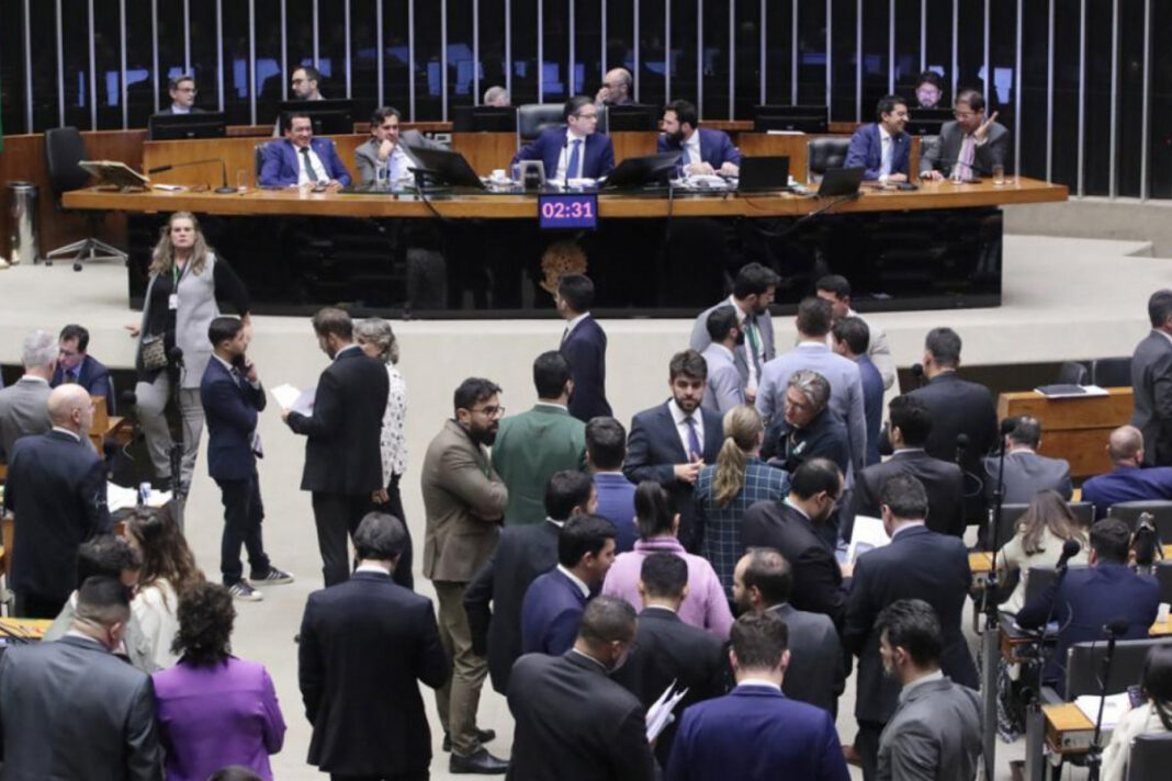 O PL prevê que os responsáveis legais tenham papel ativo no acompanhamento das atividades dos filhos (Foto: X)