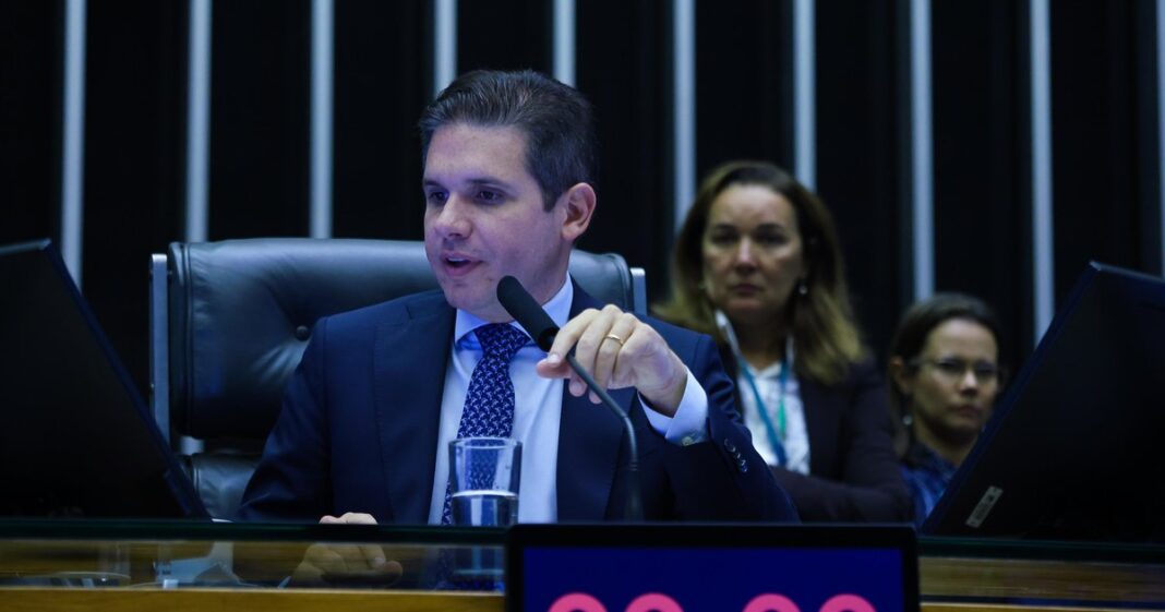 O presidente da Câmara dos Deputados, Hugo Motta (Republicanos-PB), anunciou nesta sexta-feira (22/8) a criação de uma comissão especial para analisar a PEC nº 734/2024, que trata dos direitos e garantias no cuidado da primeira infância (Foto: X)