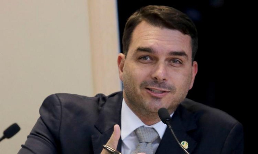 O senador Flávio Bolsonaro (PL-RJ) reagiu nesta quinta-feira (21/8) à divulgação das mensagens trocadas entre o ex-presidente Jair Bolsonaro, o deputado federal Eduardo Bolsonaro (PL-SP) e o pastor Silas Malafaia. (Foto: X)