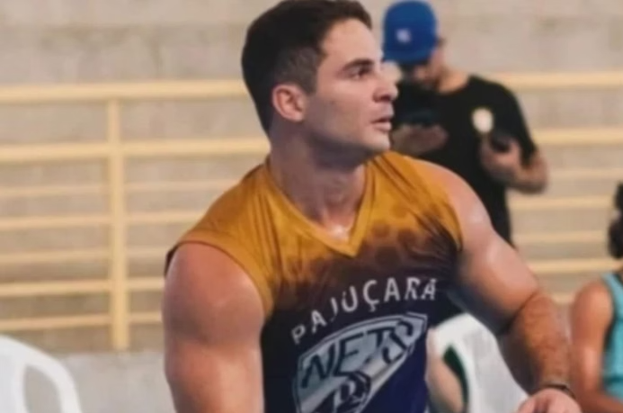 Igor Eduardo Pereira Cabral, de 29 anos, preso no último sábado (26/7) após agredir brutalmente a namorada com 61 socos dentro de um elevador em Natal (RN), solicitou à Justiça o direito de cumprir pena em uma cela isolada (Foto: X)