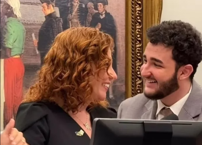 João Zambelli, filho da deputada federal Carla Zambelli (PL-SP), criou um abaixo-assinado pedindo ao governo da Itália a reavaliação da prisão da parlamentar, detida em Roma na última terça-feira (29/7) (Foto: X)