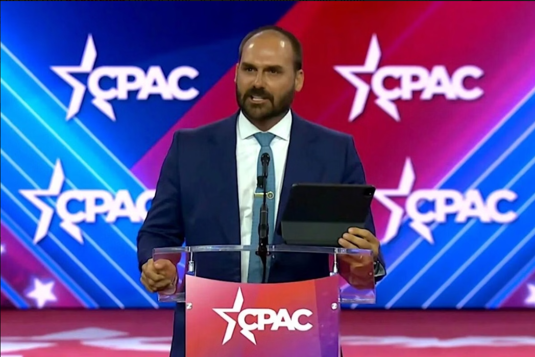 Diante do racha público entre Eduardo Bolsonaro (PL-SP) e Nikolas Ferreira (PL-MG), dirigentes do PL atuaram nos bastidores para apaziguar os ânimos entre os deputados em meio à polêmica sobre o tarifaço imposto pelos EUA ao Brasil (Foto: X)