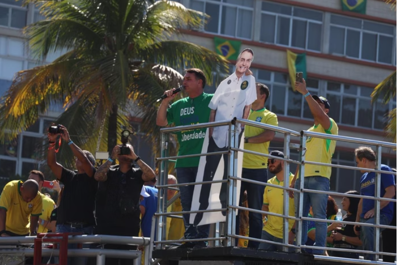 O senador Flávio Bolsonaro (PL-RJ) participou neste domingo (3/8) do ato pró-Jair Bolsonaro na orla de Copacabana, no Rio de Janeiro, e voltou a criticar o ministro Alexandre de Moraes, do Supremo Tribunal Federal (STF). (Foto: X)