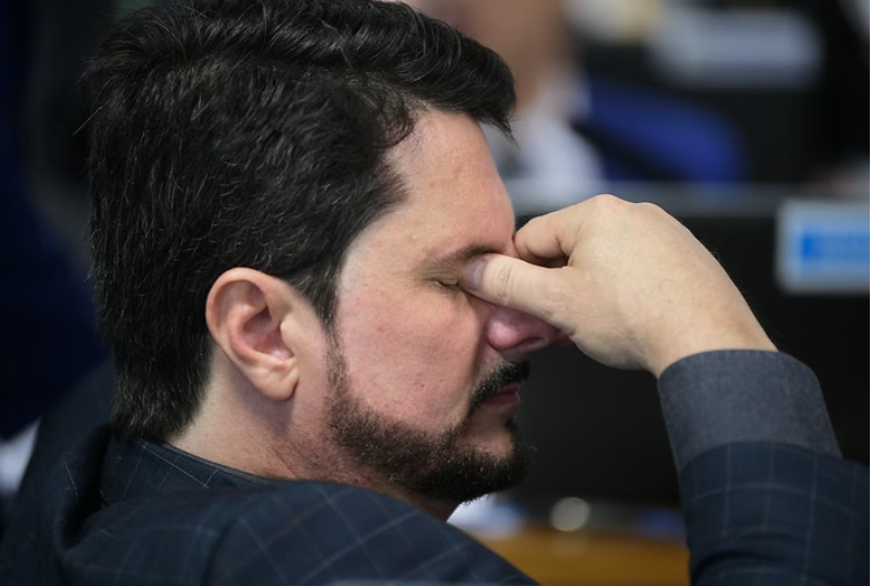 Além da tornozeleira, Moraes determinou bloqueio de bens, salários, contas bancárias, cartões, veículos e imóveis em nome do senador. (Foto: X)