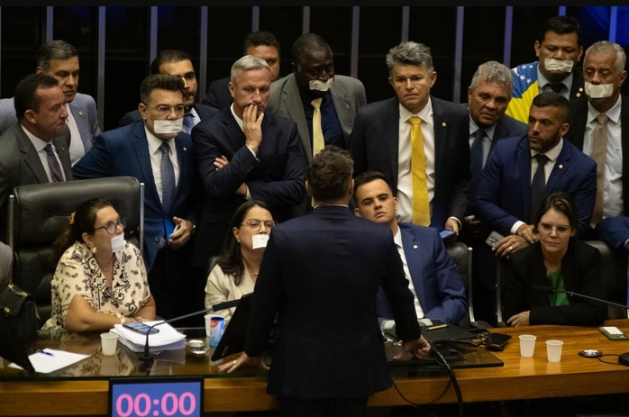 A oposição de direita promoveu mais de 30 horas de obstrução no Congresso Nacional em protesto contra a prisão domiciliar do ex-presidente Jair Bolsonaro (PL), determinada pelo ministro do STF Alexandre de Moraes (Foto: X)