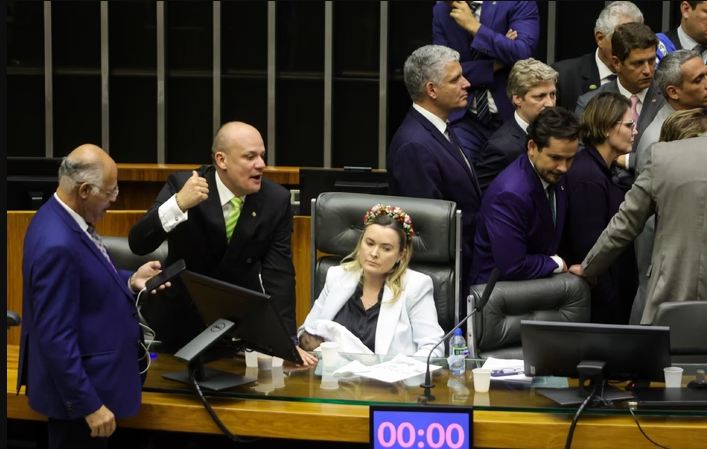 O líder do PT na Câmara, deputado Lindbergh Farias (RJ), afirmou nesta quarta-feira (6/8) que vai acionar o Conselho Tutelar contra a deputada Júlia Zanatta (PL-SC), que levou sua filha de 4 meses ao plenário da Casa (Foto: X)