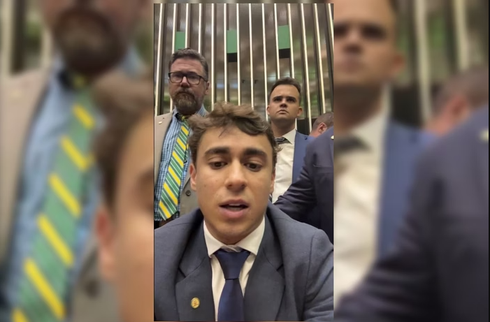 O deputado federal Nikolas Ferreira (PL-MG) realizou uma transmissão ao vivo na noite desta quarta-feira (6/8) diretamente da Mesa Diretora da Câmara dos Deputados, que segue ocupada por parlamentares da oposição (Foto: X)