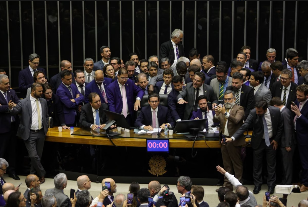 Entre os que resistiram estavam os deputados Marcel van Hattem (Novo-RS) e Marcos Pollon (PL-MS), que permaneceram sentados na Mesa, além de outros parlamentares que bloquearam a passagem de Motta pelas escadas (Foto: X)
