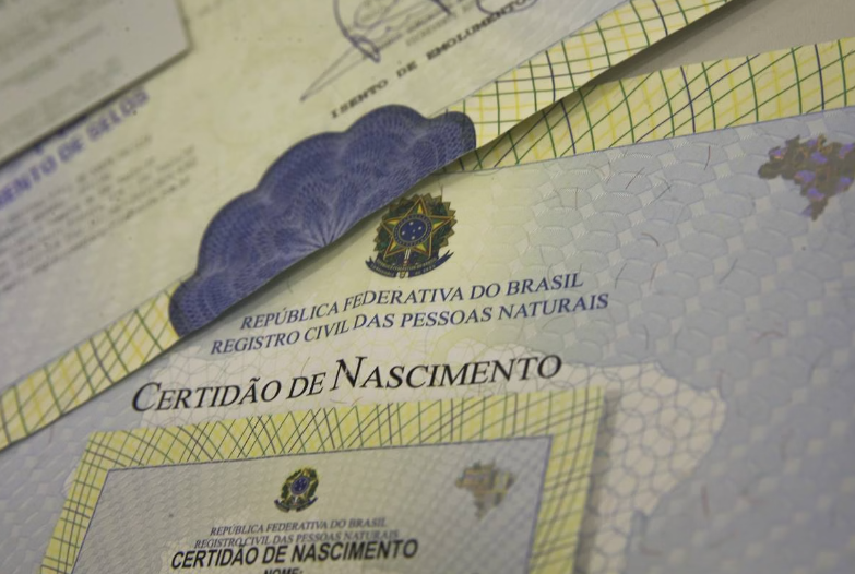 Em 2025, quase 50 mil brasileiros ingressaram na Justiça para garantir o reconhecimento paterno (Foto: X)