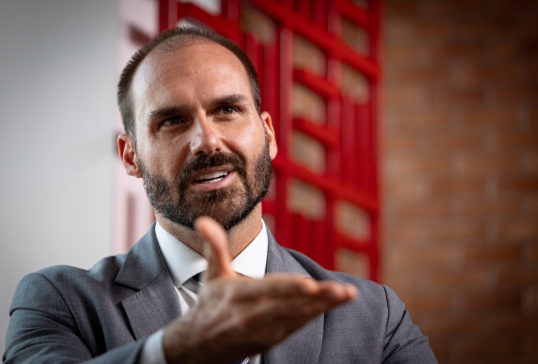 O deputado federal licenciado Eduardo Bolsonaro (PL-SP) reagiu, nesta quarta-feira (13/8), à decisão do governo dos Estados Unidos de revogar vistos e aplicar restrições a ex-integrantes do programa Mais Médicos e da Organização Pan-Americana da Saúde (Opas) (Foto: X)