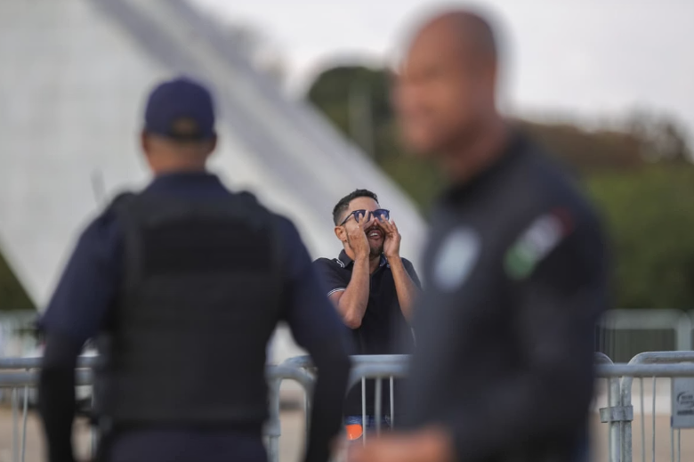 Na manhã desta quarta-feira (13/8), um homem realizou um protesto solitário em frente ao Supremo Tribunal Federal (STF), em Brasília, direcionado ao ministro Alexandre de Moraes (Foto: X)
