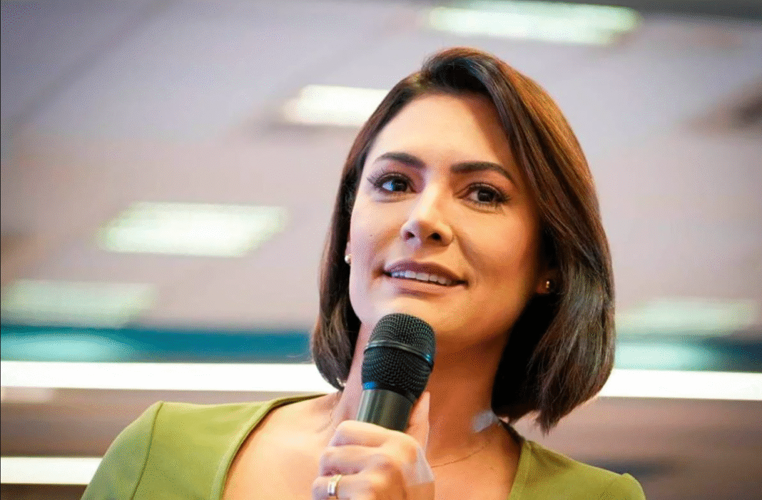 A ex-primeira-dama Michelle Bolsonaro (PL) elevou o tom contra o presidente Luiz Inácio Lula da Silva (PT) neste sábado (16/8), durante evento do Partido Liberal em Natal (RN) (Foto: X)