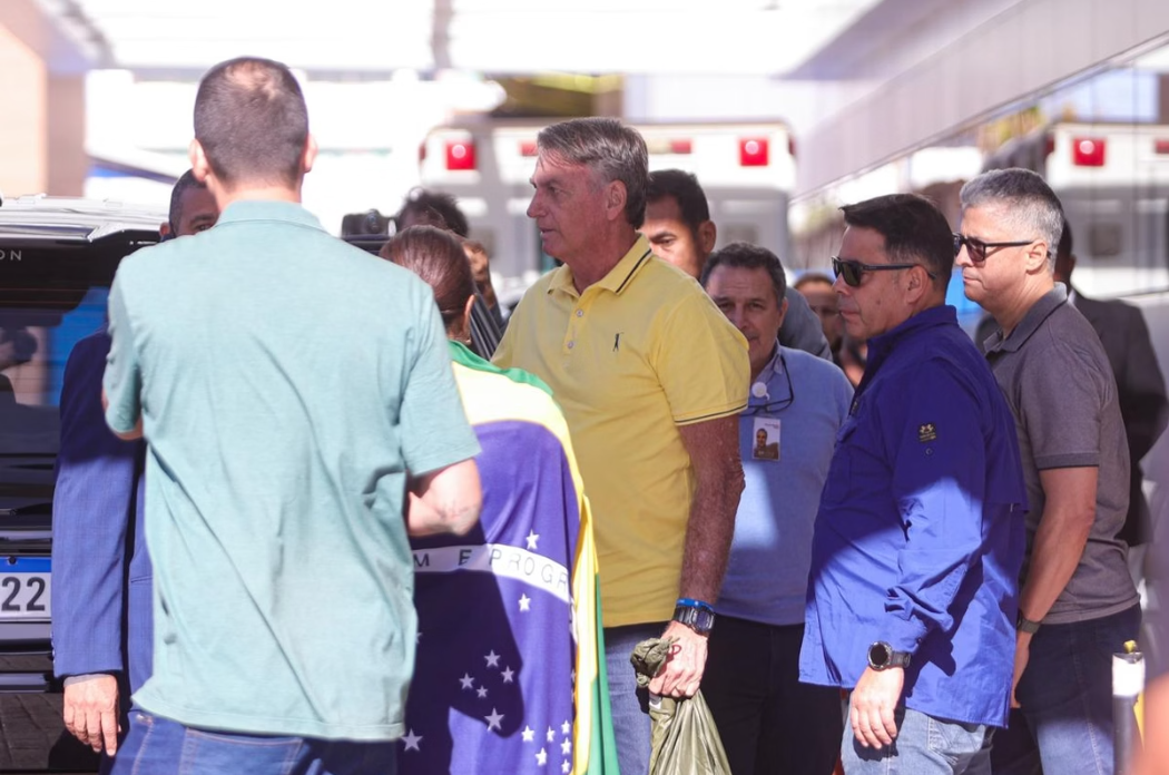 O cirurgião Claudio Birolini, responsável pela equipe médica do ex-presidente Jair Bolsonaro (PL), afirmou neste sábado (16/8) que a prisão domiciliar tem impacto negativo sobre a saúde do ex-mandatário (Foto: X)
