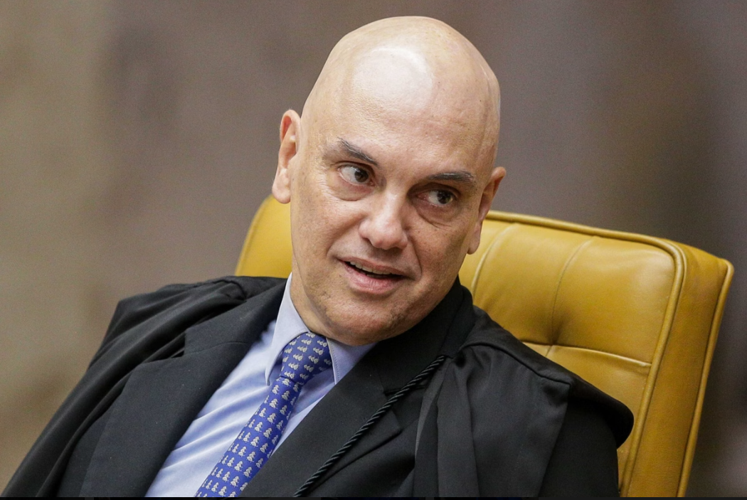 O ministro Alexandre de Moraes, do Supremo Tribunal Federal (STF), afirmou em entrevista ao jornal Washington Post que o processo contra o ex-presidente Jair Bolsonaro (PL) não sofrerá atrasos nem concessões, apesar das sanções impostas a ele pelo governo dos Estados Unidos, durante a gestão Donald Trump (Foto: X)