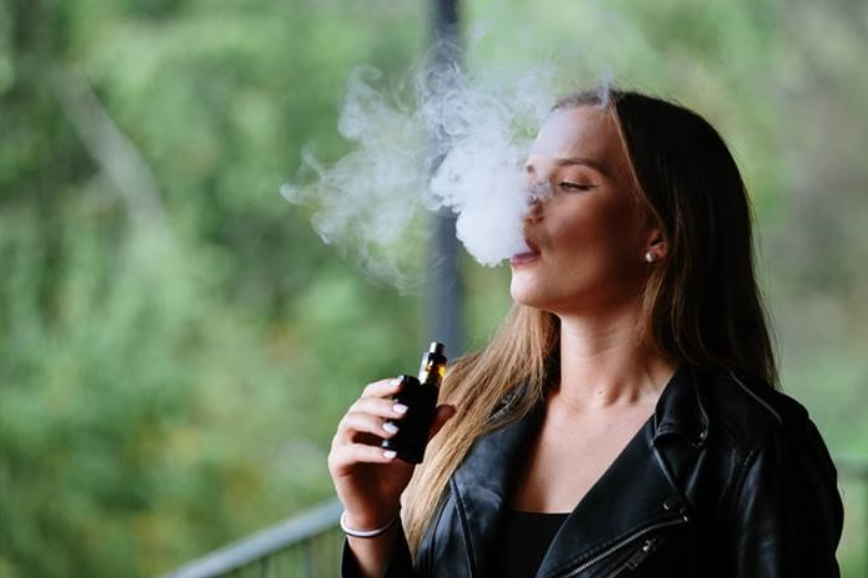 O mesmo padrão aparece nos sintomas de ansiedade: 38% para fumantes de cigarro, 40,5% para usuários de vape, 42,5% para quem usa ambos e 26,4% entre os que não fumam (Foto: X)