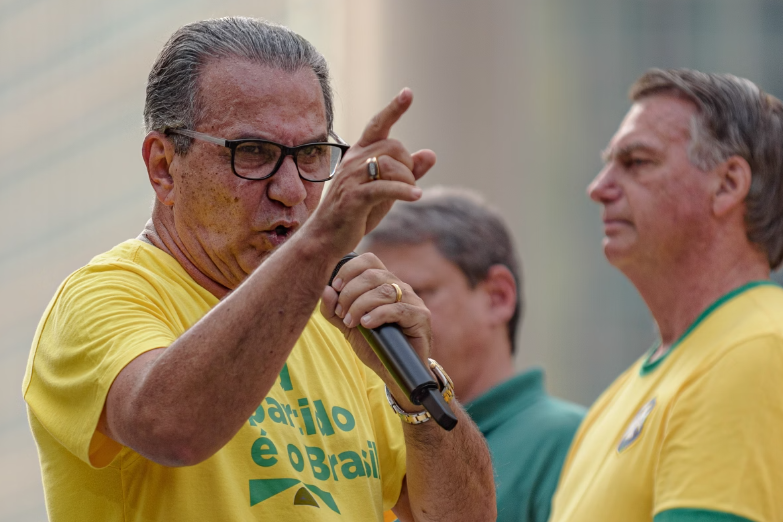O relatório da Polícia Federal (PF) que indiciou o ex-presidente Jair Bolsonaro (PL) e o deputado Eduardo Bolsonaro (PL-SP) pelos crimes de coação e tentativa de abolição do Estado Democrático de Direito aponta a atuação direta do pastor Silas Malafaia como incentivador do descumprimento de medidas cautelares determinadas pelo ministro do Supremo Tribunal Federal (STF), Alexandre de Moraes (Foto: X)