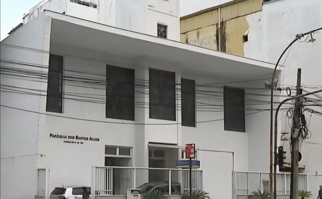 Uma cerimônia de batismo em uma igreja católica do Leblon, zona sul do Rio de Janeiro, terminou em denúncia policial (Foto: X)
