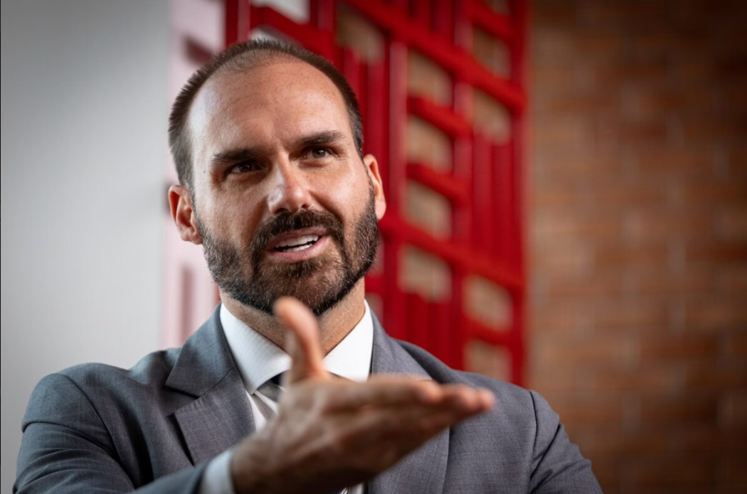 Exilado nos Estados Unidos e indiciado pela Polícia Federal, o deputado Eduardo Bolsonaro (PL-SP) voltou a atacar o ministro Alexandre de Moraes, do Supremo Tribunal Federal (STF) (Foto: X)