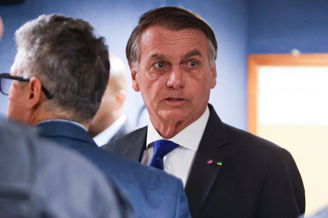 O procurador-geral da República, Paulo Gonet, enviou nesta sexta-feira (29/8) um parecer ao ministro Alexandre de Moraes em que afirma não ver necessidade de policiais penais permanecerem dentro da residência do ex-presidente Jair Bolsonaro (PL), que cumpre prisão domiciliar (Foto: X)