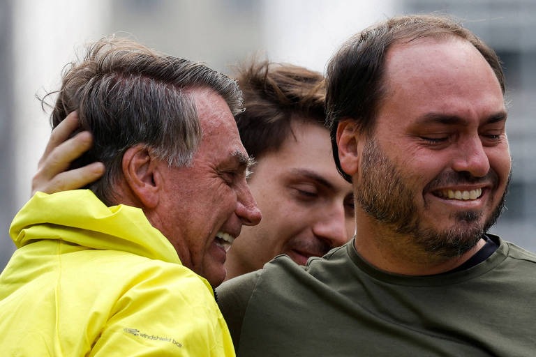 O vereador Carlos Bolsonaro (PL-RJ) foi internado às pressas em um hospital no Rio de Janeiro na noite desta segunda-feira (4), horas após a decisão do Supremo Tribunal Federal que determinou a prisão domiciliar do ex-presidente Jair Bolsonaro (Foto: X)
