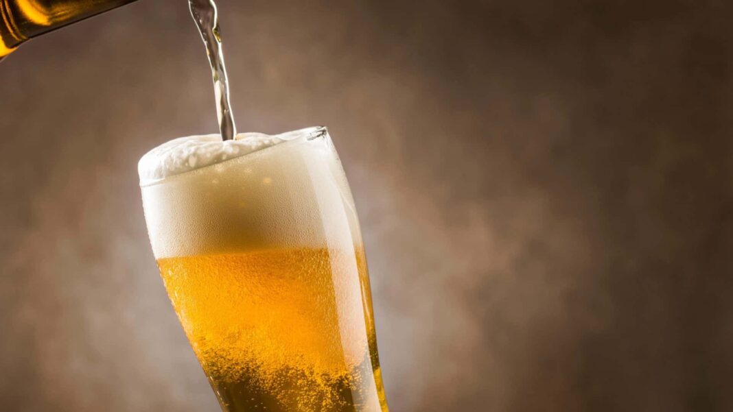Manter a cerveja gelada durante todo o consumo é um desafio, especialmente em dias quentes (Foto: X)