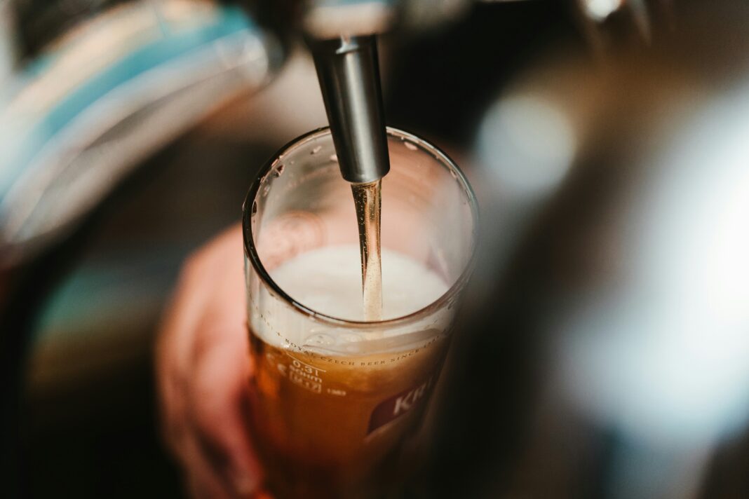 Cientistas da Universidade de Otago, na Nova Zelândia, descobriram que a aplicação de sons específicos durante a fermentação pode acelerar a produção de cerveja em até 31 horas, mantendo inalteradas as características de sabor e aroma. (Foto: Unsplash)