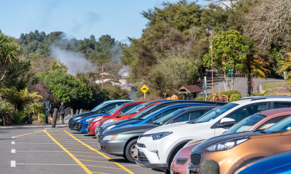 Além da falta de áreas verdes e do excesso de concreto, até a cor dos carros estacionados pode influenciar no aquecimento das cidades (Foto: X)