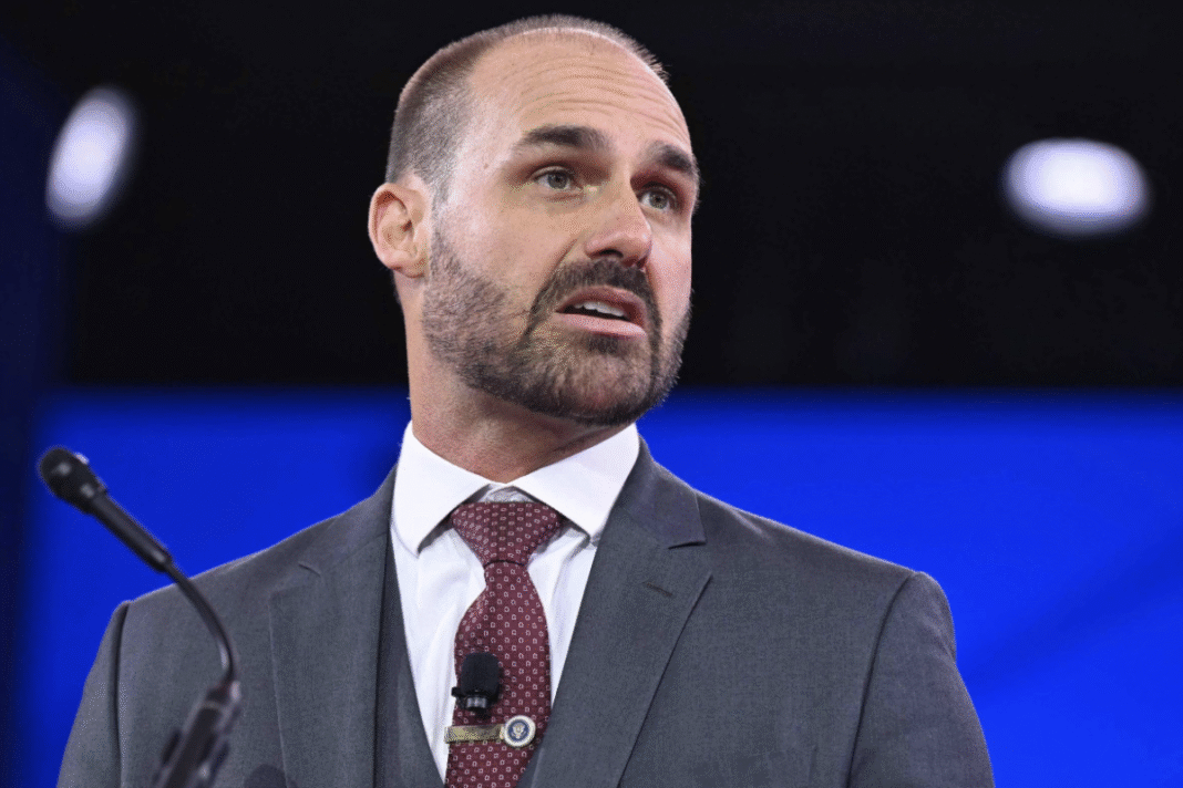 O deputado federal Eduardo Bolsonaro (PL-SP) e o jornalista Paulo Figueiredo responderam, nesta segunda-feira (11), às declarações do ministro da Fazenda, Fernando Haddad, sobre o cancelamento de uma reunião com o secretário do Tesouro dos Estados Unidos, Scott Bessent (Foto: X)