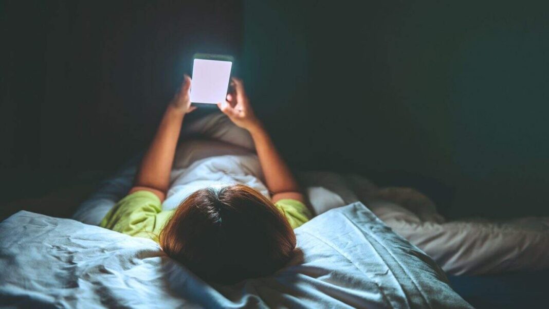 O uso constante de celulares, computadores, tablets e TVs expõe nossos olhos à luz azul, radiação visível de alta energia presente no sol e em fontes artificiais, especialmente em telas de LED (Foto: x)