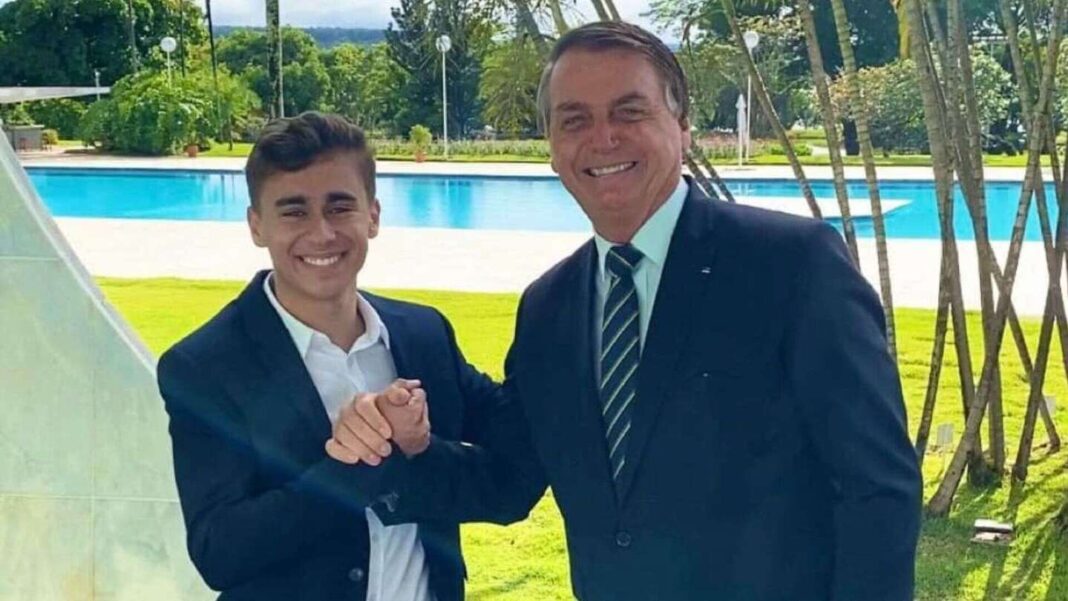 O deputado federal Nikolas Ferreira (PL-MG) solicitou ao ministro Alexandre de Moraes, do Supremo Tribunal Federal (STF), autorização para visitar o ex-presidente Jair Bolsonaro (PL), que cumpre prisão domiciliar por decisão da Corte (Foto: X)