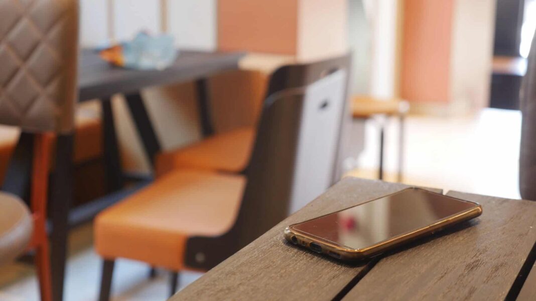 Um experimento realizado por pesquisadores da Universidade de Heidelberg, na Alemanha, sugere que ficar longe do celular por apenas três dias já provoca alterações perceptíveis no cérebro (Foto: X)