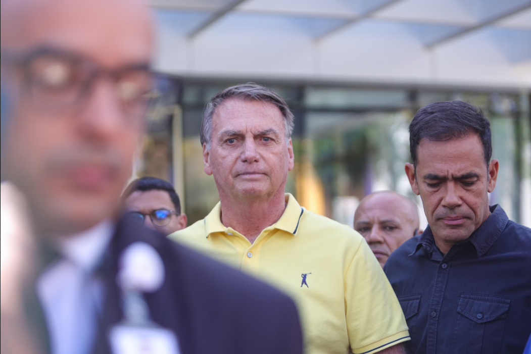 O ex-presidente Jair Bolsonaro (PL) ainda não decidiu se irá ao julgamento que começa nesta terça-feira (2/9) no Supremo Tribunal Federal (STF) (Foto: X)