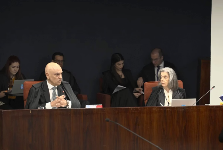 O Supremo Tribunal Federal (STF) abriu nesta terça-feira (2/9) o julgamento do ex-presidente Jair Bolsonaro (PL) e de mais sete réus acusados de participar de uma articulação golpista para impedir a posse de Luiz Inácio Lula da Silva (PT) após as eleições de 2022 (Foto: X)