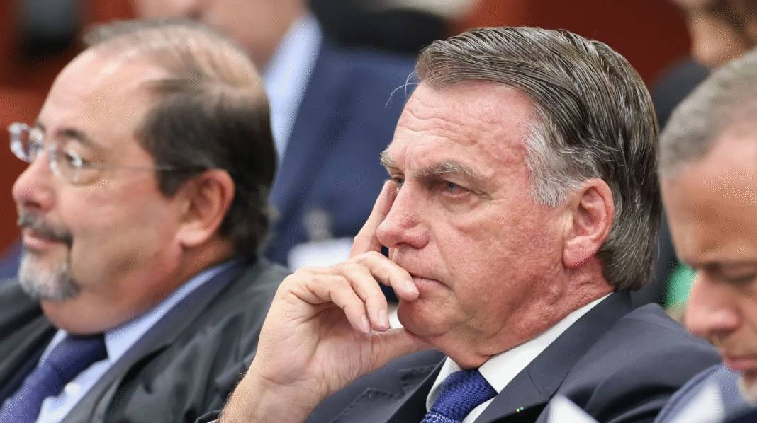 No primeiro dia do julgamento da Ação Penal 2.668, no Supremo Tribunal Federal (STF), os filhos do ex-presidente Jair Bolsonaro (PL) manifestaram apoio público ao pai nas redes sociais (Foto: X)