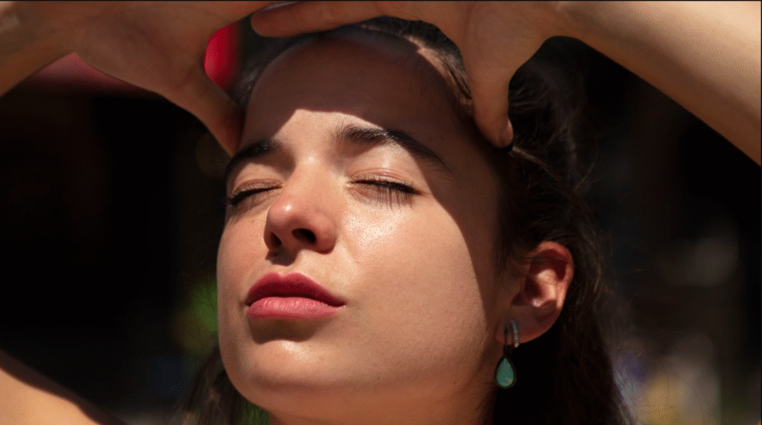 Ondas de calor intensas não trazem apenas desconforto: elas podem acelerar o envelhecimento do organismo de forma semelhante aos efeitos de fumar ou consumir álcool (Foto: X)