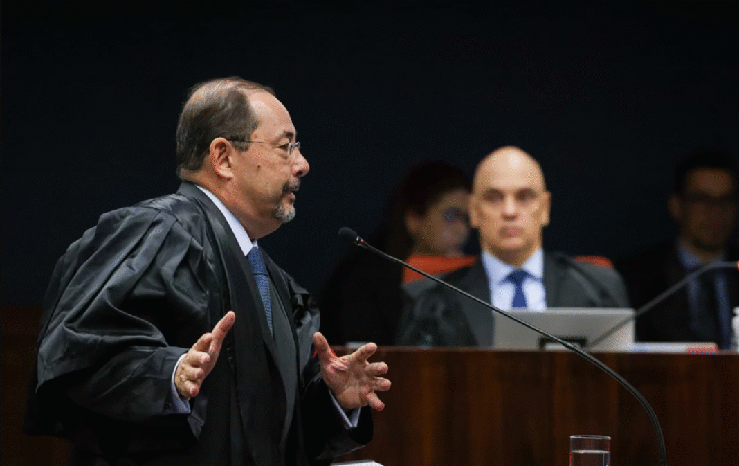 No segundo dia de julgamento da ação penal que apura uma suposta tentativa de golpe de Estado, a defesa do ex-presidente Jair Bolsonaro (PL) criticou nesta quarta-feira (3/9) a delação premiada do tenente-coronel Mauro Cid e negou qualquer envolvimento do ex-mandatário com os atos de 8 de janeiro de 2023 (Foto: X)
