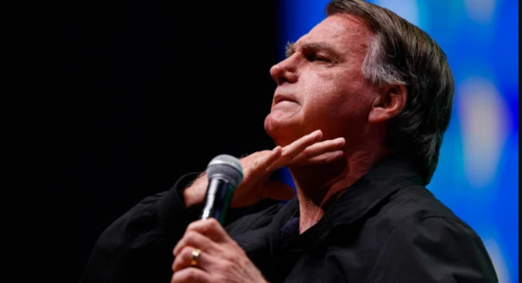 A Polícia Federal segue com a guarda dos US$ 14 mil apreendidos durante buscas realizadas em julho na casa e no escritório político de Jair Bolsonaro (PL), em Brasília (Foto: X)