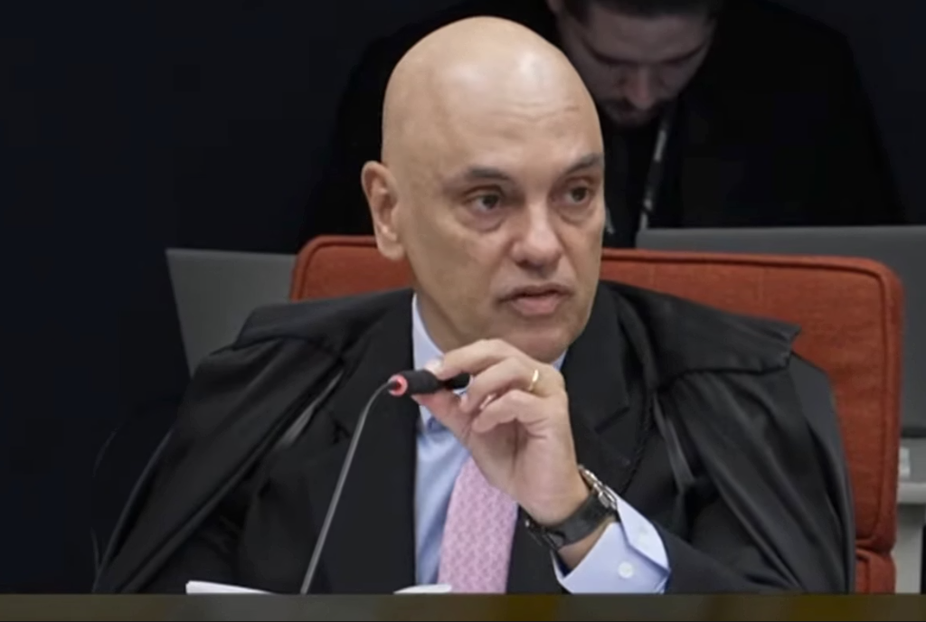 Durante seu voto no julgamento do núcleo crucial da suposta trama golpista, o ministro do Supremo Tribunal Federal (STF) Alexandre de Moraes afirmou nesta terça-feira (9/9) que o Brasil esteve próximo de retornar a um regime autoritário. (Foto: X)