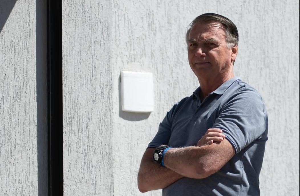 O ex-presidente Jair Bolsonaro (PL) pediu ao ministro Alexandre de Moraes, do Supremo Tribunal Federal (STF), autorização para realizar uma pequena cirurgia dermatológica no próximo domingo (14/9). (Foto: X)
