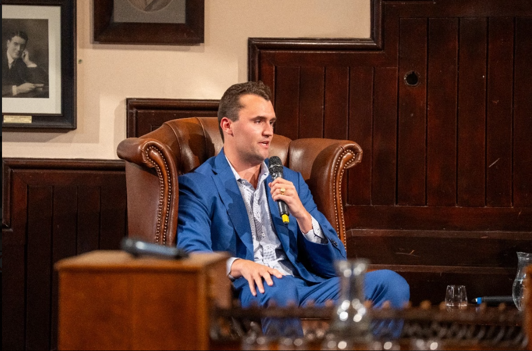 O influenciador e ativista conservador Charlie Kirk, de 31 anos, morreu nesta quarta-feira (10/9) depois de ser baleado durante um evento na Universidade Utah Valley, no estado de Utah (EUA) (Foto: X)