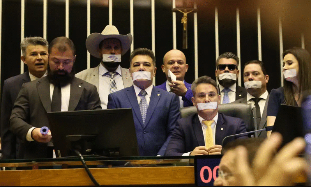 A decisão do Supremo Tribunal Federal (STF) de condenar o ex-presidente Jair Bolsonaro (PL) a 27 anos e 3 meses de prisão intensificou a mobilização da oposição no Congresso em defesa de um Projeto de Lei da Anistia (Foto: X)