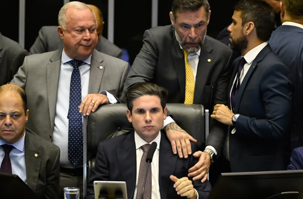 O presidente da Câmara dos Deputados, Hugo Motta (Republicanos-PB), indicou que pretende colocar em pauta, já na próxima semana, o projeto que amplia a faixa de isenção do Imposto de Renda (Foto: X)