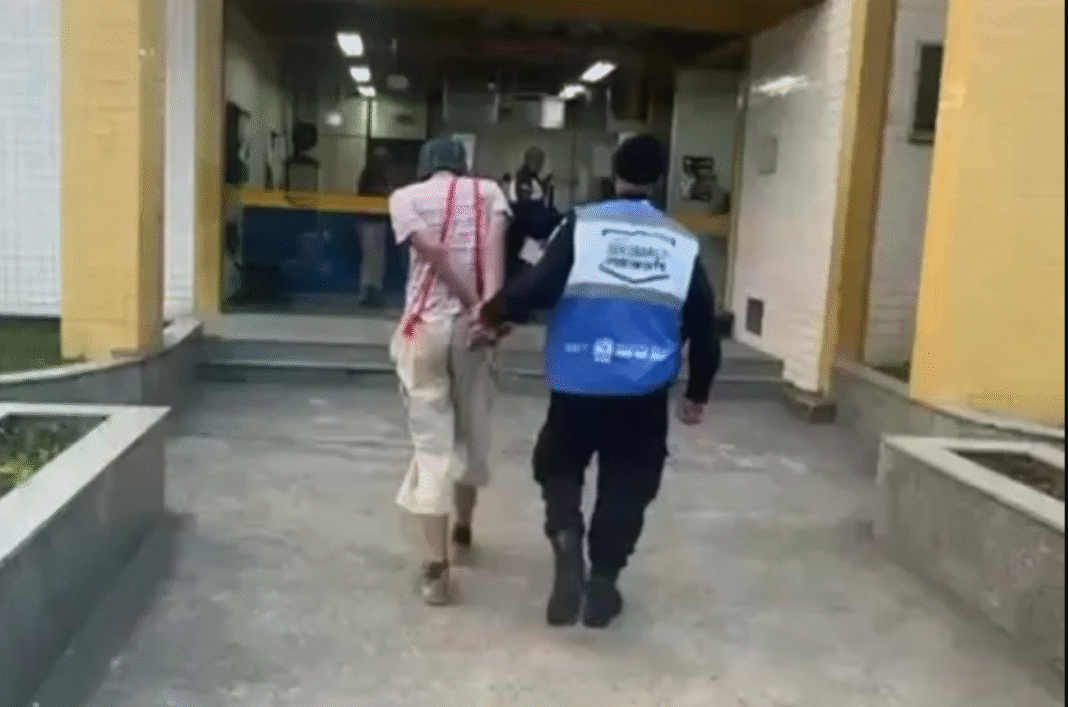 A cena acabou sendo gravada pelos próprios policiais, que registraram o momento em vídeo (Foto: X)