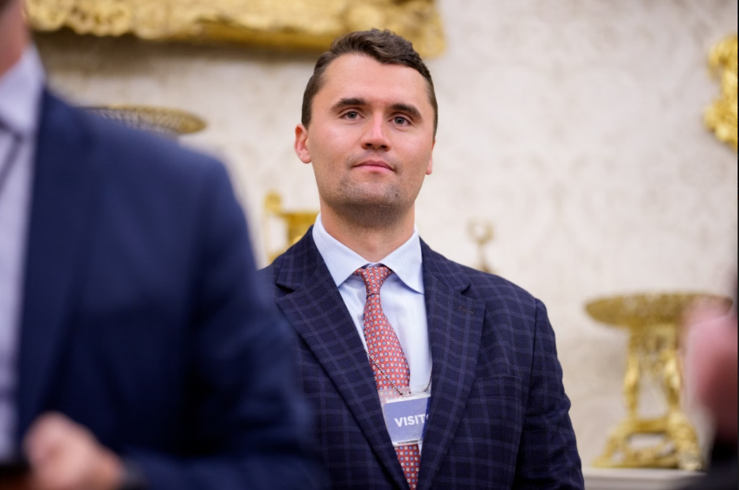 A Comissão de Relações Exteriores e de Defesa Nacional da Câmara dos Deputados aprovou nesta quarta-feira (24/9) uma moção em homenagem ao ativista norte-americano Charlie Kirk, morto no início do mês após ser baleado durante um evento na Universidade Utah Valley, em Utah, nos Estados Unidos.