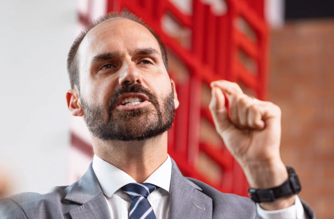 O deputado federal Eduardo Bolsonaro (PL-SP) usou as redes sociais nesta quarta-feira (24/9) para atacar os senadores que rejeitaram a chamada PEC da Blindagem, proposta de emenda constitucional de 2021 arquivada no mesmo dia pelo presidente do Senado, Davi Alcolumbre (União Brasil-AP) (Foto: X)