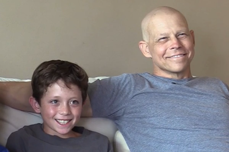 O anestesiologista Nick Mondek, de 48 anos, enfrentava a segunda batalha contra a leucemia mieloide aguda quando recebeu uma ajuda inesperada: as células-tronco de seu filho de apenas 9 anos (Foto: X)